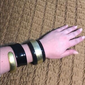 BLACK AND GOLD BRACELET SET LIGHT COSTUME JEWELRY